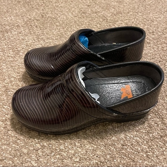 Dansko Womens Dansko XP Black Swirl Patent Leather Clogs size 37 - Picture 9 of 9